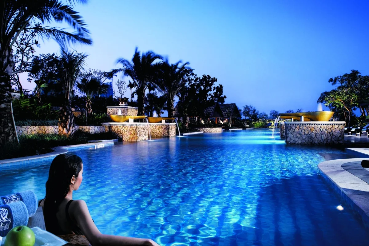 The Ritz-Carlton Jakarta, Mega Kuningan